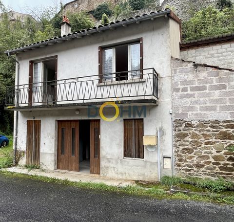 Ideally located in the medieval village of Auzon and about 15 minutes from Brioude. To discover this house of 76m2. It consists on the ground floor of a large garage, giving access to a winery, as well as an entrance hall giving access to the stairca...