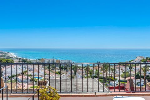 Casa de tres dormitorios, dos baños, con azotea en la popular urbanización Punta Lara. Maravillosas vistas al mar & montañas. Piscina & jardines comunitarios y a poca distancia de la playa El Playazo en Nerja.