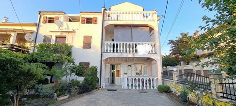 Location: Primorsko-goranska županija, Crikvenica, Jadranovo. CRIKVENICA, JADRANOVO - casa con vista sul mare aperto. Interveniamo nella vendita di belle e pregiate villette a schiera su tre piani con tre appartamenti di 70 mq. Al piano terra si trov...