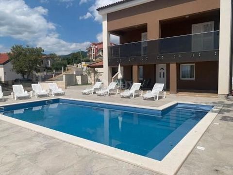 Location: Primorsko-goranska županija, Crikvenica, Crikvenica. CRIKVENICA - bella casa di 270 m2 con piscina in un'ottima posizione. Vendiamo una bellissima villa indipendente con piscina di recente costruzione, composta da tre livelli, piano terra, ...