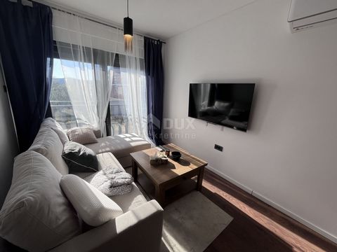 Location: Šibensko-kninska županija, Šibenik, Grad. ŠIBENIK, PODSOLARSKO - apartment near the sea This beautiful two-story apartment is located on the ground floor of a smaller residential building. The apartment has an area of 43m2 and a terrace of ...