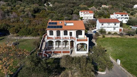 Location: Primorsko-goranska županija, Rab, Supetarska Draga. RAB ISLAND – Apartmenthaus direkt am Meer! Wir vermitteln beim Verkauf hervorragender Investitionsmöglichkeiten! Mehrfamilienhaus mit 4 Wohneinheiten und einem Restaurant im Erdgeschoss. D...