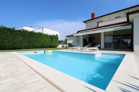 Location: Istarska županija, Poreč, Poreč. ISTRIEN, POREČ – Eine moderne Villa in der Nähe des Meeres und der Stadt Poreč liegt an der Westküste der Halbinsel Istrien. Aufgrund des mediterranen Klimas, der natürlichen Schönheit und des erhaltenen kul...