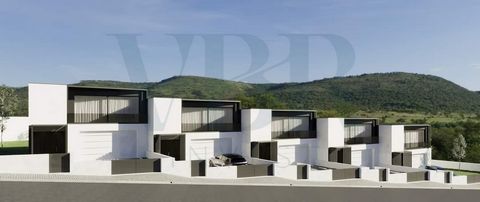 Maison en construction, prévue pour être livrée en décembre 2025, située dans la paroisse de Priscos, Braga, à environ 8 km du centre-ville et à environ 50 km de l'aéroport Francisco Sá Carneiro, à Porto. Cette maison de haut standing dispose de troi...