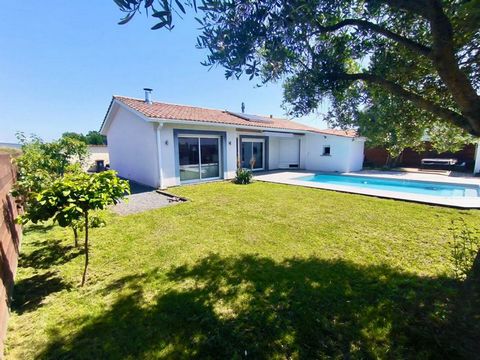 33450 SAINT LOUBÈS Maison de plain pied d'env. 93 m2 en 2nde ligne au CALME, 3 chambres,, sur une parcelle de 575 m2 SANS VIS A VIS avec PISCINE exposée SUD ! Jardin INTIMISTE ! Venez découvrir votre future maison composée d'une entrée, d'un salon/sé...