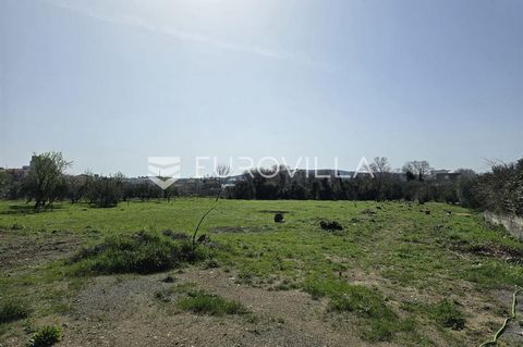 Kaštel Sućurac, building plot of 600 m2 under the highway and 300 meters from the sea with the possibility of buying an adjacent plot of the same size. The land has an access road and is on flat ground without the need for excavations, in the immedia...