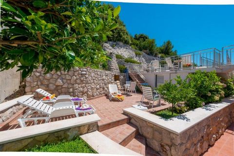 Villa Borna Apartments are situated in Babin Kuk neighborhood in Dubrovnik, 10 min drive away from the historic Old City and a short walk away from the best beaches Dubrovnik has to offer. Spacious terrace fitted with sun beds and parasols as well as...