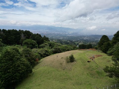 Dieses weitläufige, 10.000 Quadratmeter (2,47 Acres) große Grundstück liegt auf beeindruckenden 6.500 Fuß über dem Meeresspiegel und bietet weite Ausblicke und ununterbrochene Panoramen mit Blick auf das Central Valley von San Jose in Costa Rica und ...