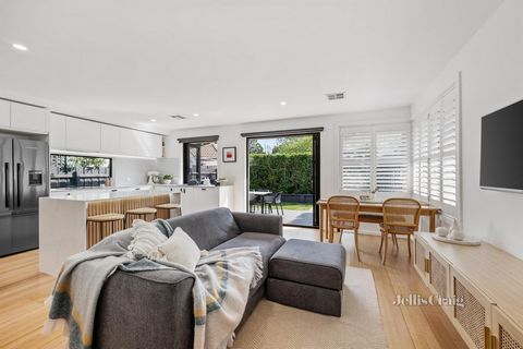 In a highly sought-after location, a quick walk from Union Road's lively café scene, restaurants, recently completed Union Station precinct, tram and bus services, this fully renovated single-level villa in a boutique complex of only four provides un...