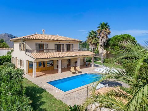 ¡Esta hermosa villa independiente, construida alrededor de 2003, se ofrece a la venta justo al lado del mar, en la exclusiva zona residencial de Llenaire, Puerto Pollensa! Situado en una parcela muy privada (1000m2) en el borde de la urbanización, la...