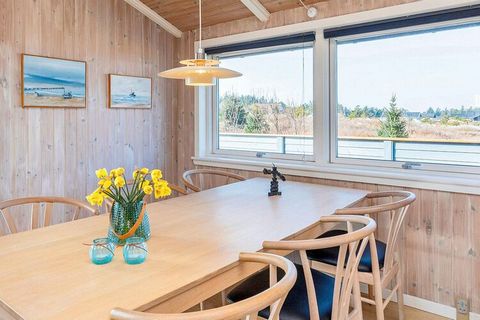 Hell und wohnlich eingerichtetes Ferienhaus auf einem großen Naturgrundstück in einem ruhigen Ferienhausgebiet in der Nähe der Dünen und der Nordsee. Innen gemütliches Wohnzimmer mit Holzofen und Smart-TV mit dänischen, deutschen, norwegischen und sc...