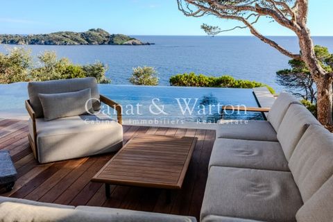 Penisola di Giens, superba contemporaneità sul lungomare con accesso diretto alle calette turchesi della Polinesia. La vista panoramica sul mare è unica, i servizi della villa sono eccezionali. Features: - SwimmingPool - Terrace