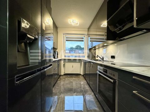 Dit centraal gelegen 4-kamerappartement in Neugraben-Fischbek maakt indruk met zijn moderne uitrusting en goede staat. Op ca. 96,63 m² biedt het een ruime woonkamer met directe toegang tot het balkon, een ruime slaapkamer en twee lichte kinderkamers....