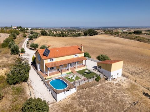 Wenn Sie das automatische Tor dieser Villa in Flor de Maio, in Achete, überqueren, ist es, als würden Sie eine wahre Oase betreten. Der Weg, der zum Haus führt, öffnet sich und offenbart eine bezaubernde Landschaft, so weit das Auge reicht, in der Ru...