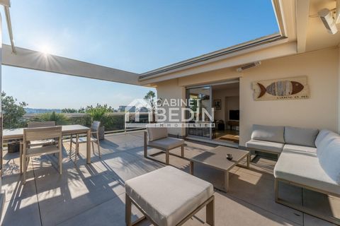 Exclusivity CABINET BEDIN - CAUDERAN STEHELIN. Ideally located in Cauderan in a luxury residence, we offer you a crossing apartment facing East West, completely renovated with roof top terrace. A beautiful entrance, a master suite, a living room, a s...