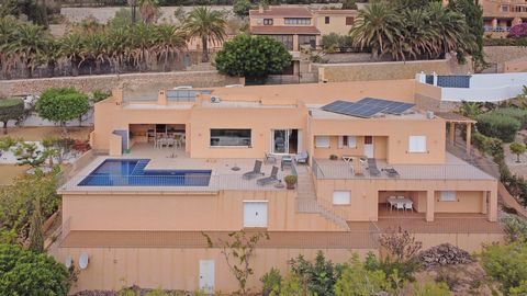 Diese wunderschöne Villa, die 2006 erbaut wurde, bietet einen atemberaubenden Blick auf das Meer und ist perfekt für diejenigen gelegen, die Luxus und Komfort suchen. Die Immobilie erstreckt sich über zwei Ebenen und umfasst eine Hauptresidenz sowie ...