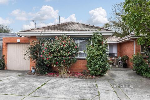 Idealmente situato in un tranquillo quartiere di Brighton, a pochi passi da parchi, negozi, stazioni e spiagge, questo appartamento con due camere da letto su un unico livello offre un ulteriore fascino con un cortile privato e avvolgente bordato da ...