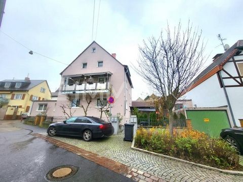 Qui a Wiesbaden si trova questo moderno condominio con 204 m² di superficie abitabile. La casa è stata ristrutturata nel 2002 e offre spazio per una famiglia numerosa o più famiglie su un terreno di 268 m². La casa è composta da 5 unità abitative sep...