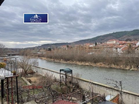 Sofia In / ... / aanbiedingen onder uw aandacht: Eengezinswoning in het centrum van Sofia. Boboshevo en tot aan de oever van de rivier de Struma. Wij brengen een eengezinswoning onder uw aandacht gelegen op een perceel van 161 m2, gelegen in het cent...