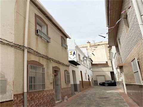 Cette maison de ville de 2 chambres et 2 salles de bains, avec une grande terrasse ensoleillée, est située à Molvizar, un village espagnol traditionnel d'environ 3 000 habitants et de maisons blanchies à la chaux, dans la province de Grenade en Andal...