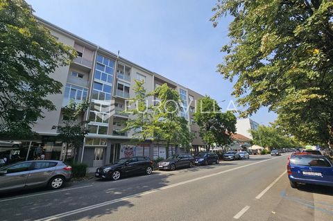 Business space with a total area of 51.10 m2 located on the ground floor of an exceptionally well-maintained building in an attractive location in Slavonski Brod. It consists of a bar, a warehouse, a toilet, a kitchenette and 2 storefronts. Excellent...