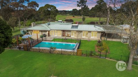 Un style de vie idyllique sur la côte et la campagne sur 1,7 acres (environ) en plein cœur de la péninsule de Mornington, cette résidence unique de cinq chambres regorge de luxe dans un ensemble fabuleux avec piscine creusée, court de tennis, barrage...