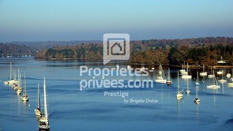 UNE EXCLUSIVITE - Partez à la découverte de cette magnifique VILLA DE REVE d'inspiration américaine, remarquable et incomparable, située à proximité immédiate de la rivière Odet, en Sud Finistère. Impossible de résister au charme de cette vaste demeu...