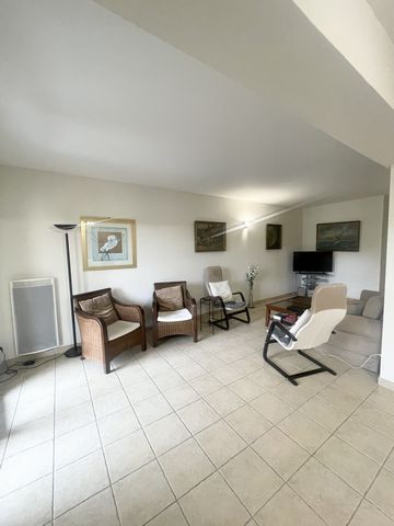 Tussen Périgord en Gascogne, zeer mooi appartement van 114m2 op één niveau, gelegen in de golfresidentie van Villeneuve-sur-Lot, met een entree, een mooie woonkamer met open keuken, toegang tot een terras van 30m2 met uitzicht op de golfbaan. Een ber...