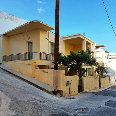 Sitia, Crète orientale : Une très grande maison traditionnelle avec jardin à seulement 560 mètres de la mer. La maison est située sur un terrain de 297 m2. C'est une maison de plain-pied de 148 m2 composée d'un séjour ouvert - coin salon avec cheminé...