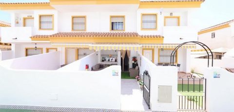 Torre de la Horadada – Residencial Cañada Real . Presentamos este encantador adosado tipo dúplex situado frente a la piscina comunitaria, en uno de los residenciales más agradables de la zona.. . La vivienda cuenta con una superficie de 70 m² distrib...