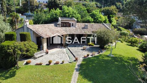 Fred Immo Safti vous propose un très beau projet dans un secteur prisé de la croix des gardes. Villa d'environ 160m2 sur un terrain de 1850 m2 en exposition Sud-Ouest avec une vue panoramique sur la baie de Mandelieu. Ce bien nécessite des travaux de...