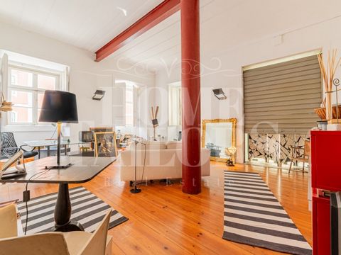 Apartamento de 1 dormitorio con 2 salones y 2 baños y cocina, con mucho potencial para vivir o crear tu propio estudio de acceso directo, en Largo dos Loios. Ubicación en una zona histórica, en un edificio de arquitectura pombalina, propiedad reforma...