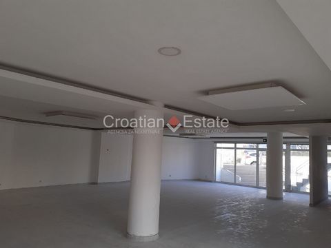 We are renting out a commercial space with a floor area of 164m2. It is located on the ground floor of a residential-commercial building (house) in a busy location. It consists of one room and two sanitary facilities. Possible uses: gym, playroom, se...