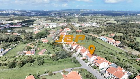 Benvindo a esta moradia tipologia T3, com garagem, terraço, jardim, sótão e muito mais, com uma luz natural e exposição solar espetacular. Situada na periferia da Cidade das Caldas da Rainha, a escassos minutos do centro e perto de todos os serviços ...