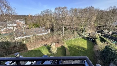 Het charmante appartement in Bochum biedt voldoende ruimte om je goed te voelen met 3 kamers op 69 m². Het balkon op het zuiden nodigt uit tot ontspanning en het uitzicht op het groen zorgt voor rust en ontspanning. De garage met elektrische poort, d...