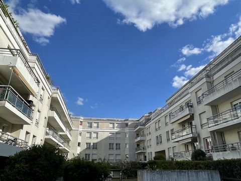 Situé dans une résidence calme, ce charmant 2 piéces de 46 m2 vous séduira par sa luminosité et sa disposition. Il se compose d'une entrée desservant une cuisine séparée, aménagée équipée, un séjour spacieux ouvrant sur un grand balcon exposé. La par...