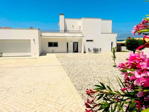 Numa localização privilegiada, num generoso terreno de 1.750m², esta excecional moradia moderna combina tecnologia inovadora, vida sustentável e espaços exteriores serenos - a poucos minutos das Caldas da Rainha, da autoestrada A8 e da imaculada prai...