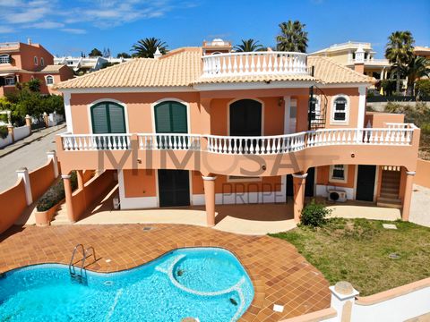 Moradia isolada, inserida numa área residencial privilegiada, e calma da Praia da Luz. Com uma espetacular vista panorâmica sobre a vila e sobre o mar. Apenas a 10 minutos a pé do centro da praia da Luz e de todos os serviços. A moradia é composta po...