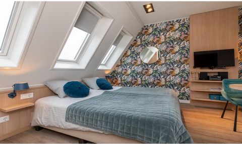 Droom je van een ontspannen vakantie aan de Zeeuwse kust? In deze charmante studio / appartement in Zoutelande voor 2 personen vind je alles wat je nodig hebt voor een heerlijk verblijf. Gelegen op de tweede etage, biedt deze lichte ruimte je een gez...