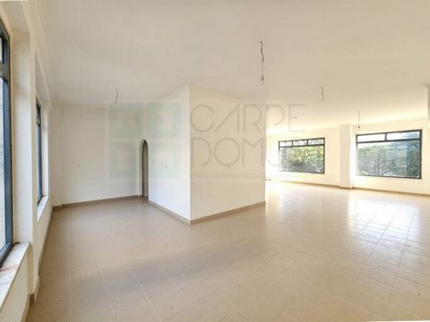 Commercial space, for rent in Urbanização Moinho do Guizo, A-da-Beja - Amadora Large shop with lots of natural light, with double bathrooms, on the ground floor of a residential building. Good shop windows and a lot of visibility, in the centre of th...