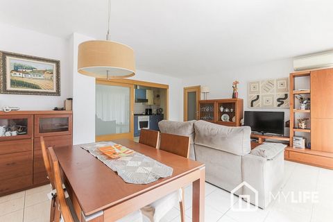 MYLIFE Real Estate presenta esta fantástica propiedad en venta ubicada en una de las mejores zonas de la ciudad de Badalona, a pocos metros del mar. Descripción de la propiedad La vivienda está ubicada en la segunda planta de un edificio en buen esta...