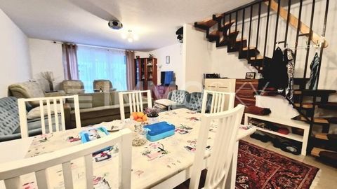 Detta radhus, byggt 2016, presenterar sig i nyskick och erbjuder en genomtänkt rumslayout över tre våningar på ca 144 m² boyta. Med totalt 5 rum, 2 fullfjädrade badrum och en extra gästtoalett är denna fastighet idealisk för familjer och par som värd...