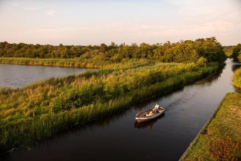 Dit comfortabele, vrijstaande en gelijkvloerse chalet ligt aan het water op het autovrije Vakantiepark Giethoorn, in de gelijknamige plaats, ook wel het Venetië van het Noorden genoemd. Het chalet met eigen aanlegsteiger is compleet en comfortabel in...