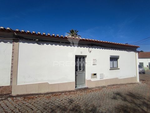 Moradia de rés-de-chão, antiga, recuperada, alinhada com outras semelhantes no arruamento, situada numa zona tranquila junto à parte mais antiga e histórica da vila, com bons acessos. Compõe-se de uma pequena sala, um quarto com suite, outro quarto i...