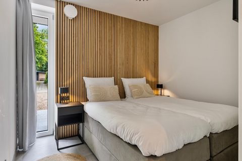 Meilleur emplacement! Cette confortable villa de vacances est située à quelques minutes à pied de la plage de Banjaard. Il y a deux chambres, un salon donnant sur le jardin et une cuisine ouverte, un dressing avec espace pour un lit bébé et une salle...