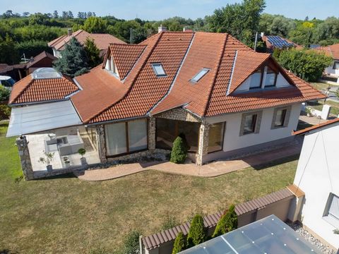 Prachtig huis met 6 slaapkamers te koop in Kaposmérő – instapklaar – Ideale gelegenheid voor een rustig leven! Woongedeelte : 309 m² Perceelgrootte : 1,050 m² Aantal kamers : 6 + 1 Bouwtype : Baksteen Verwarming : Centrale verwarming (gas, vloerverwa...
