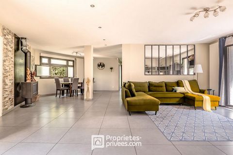Maison d'architecte située sur Soisy Sous Montmorency 8 pièce(s) 235 m2, sur 1055 de terrain . 16 mn de train entre Paris Gare du nord et Soisy-sous-Montmorency pour une distance d'environ 13 km. Route Via A15 A86 ,A15 N315 Nous vous invitons à décou...