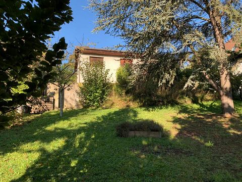 Voici une belle opportunité située à La Celle Saint Cloud, dans le quartier calme et recherché des Gressets, à proximité de la gare de Bougival (ligne L vers Paris Saint-Lazare), des écoles et des commerces. Cette maison de 140 m² est implantée sur u...