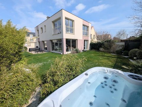 Maison Contemporaine • Centre Ville, Croissy-sur-Seine • 8 Pièces • 5 Chambres • 163.87m2