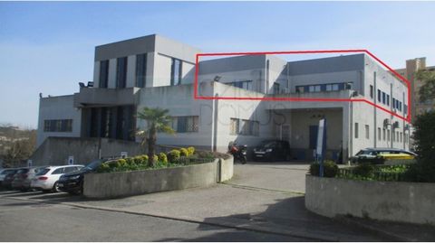 Bureau spacieux et fonctionnel de 290m2, avec 2 grandes terrasses et 10 parkings, à Carnaxide, Oeiras. Bureau au premier étage, composé de halls, 9 chambres et bureaux, cellier, une salle de bain double, salle de bain invités. Il dispose de 2 grandes...